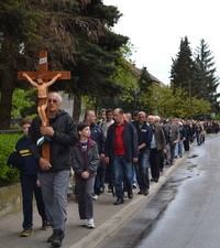 Biskup Pozaić blagoslovio učesnike križnoga puta župom Kašina
